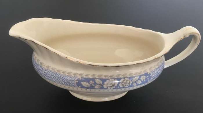 VINTAGE J & G MEAKIN ENGLAND GRAVY BOAT