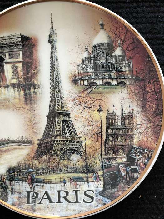 PARIS DISPLAY PLATE WITH GOLD RIM - 15.5CM