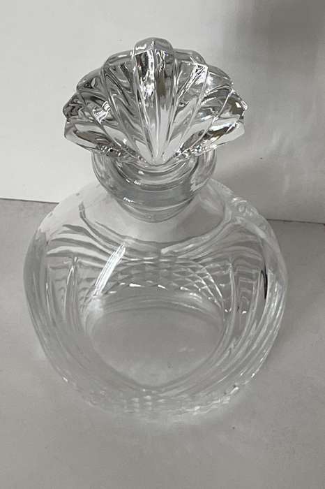 ANTIQUE COLLECTABLE CUT GLASS DECANTER WITH CLAM SHELL STOPPER