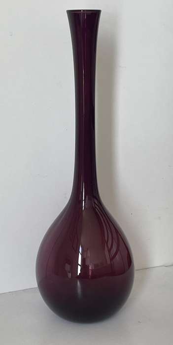 CRIMSON MID CENTURY SWEDISH SCANDINAVIAN DISPLAY VASE 25CM