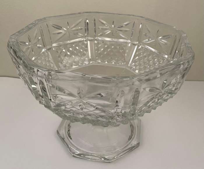 STUNNING CUT GLASS CENTRE PIECE