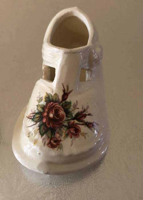 VINTAGE PORCELAIN TWO BABY SHOES