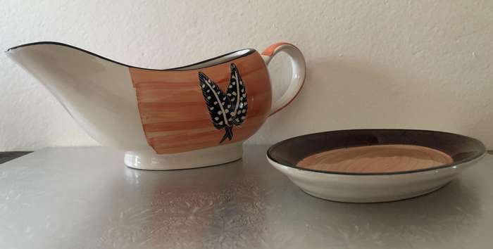 TABLE CHARM EXCLUSIVE GRAVY BOAT WITH TRAY - TWO GUINEA FOWL FEATHERS -  EXCELLENT CONDITION