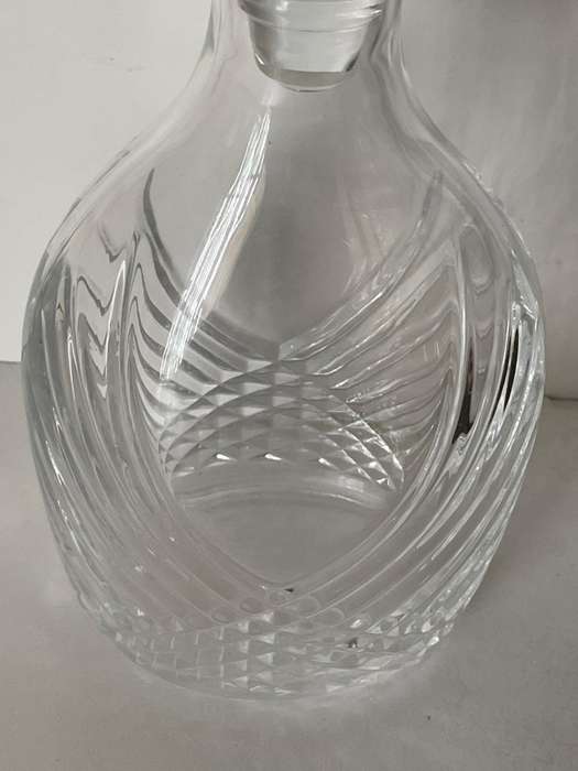 ANTIQUE COLLECTABLE CUT GLASS DECANTER WITH CLAM SHELL STOPPER