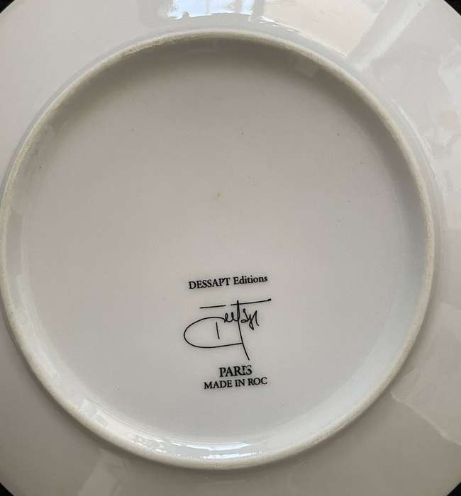 PARIS DISPLAY PLATE WITH GOLD RIM - 15.5CM