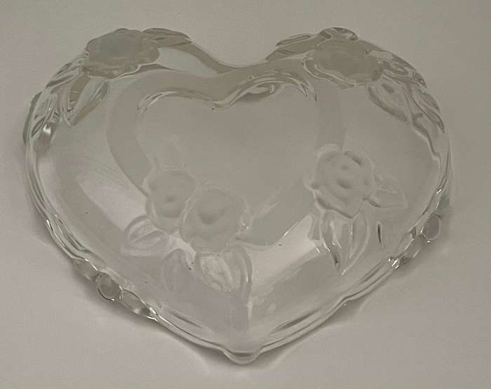 HEART SHAPE WITH FROSTED ROSES CRYSTAL GLASS CANDY JAR/JEWELRY BOX WITH LID 16CM