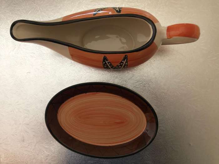TABLE CHARM EXCLUSIVE GRAVY BOAT WITH TRAY - TWO GUINEA FOWL FEATHERS -  EXCELLENT CONDITION