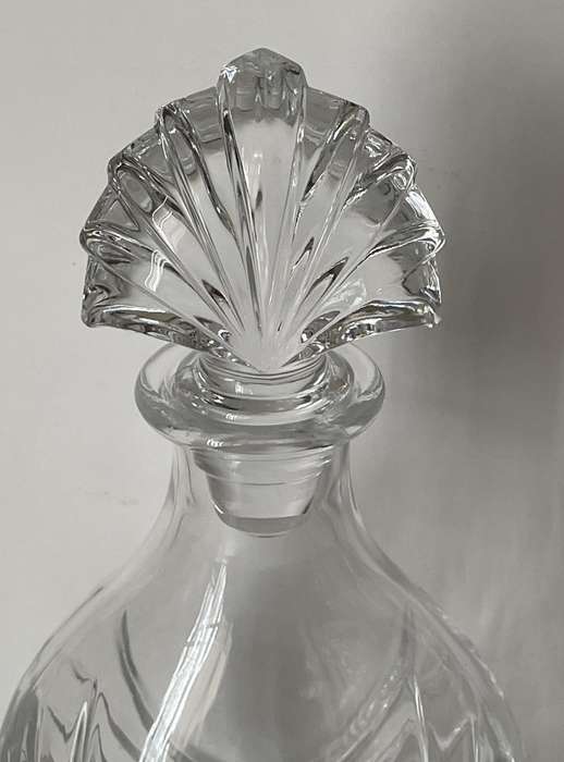 ANTIQUE COLLECTABLE CUT GLASS DECANTER WITH CLAM SHELL STOPPER
