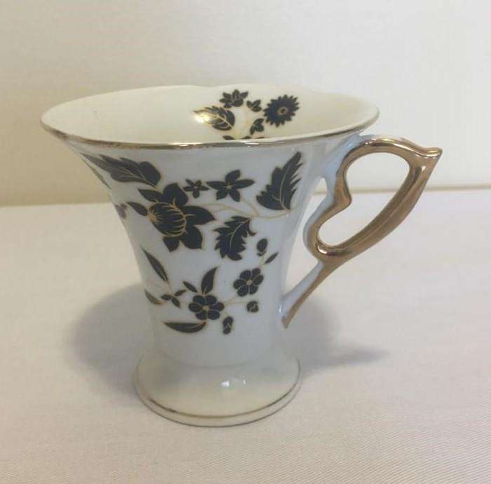 VINTAGE CUP AND PORCELAIN SNACK TRAY