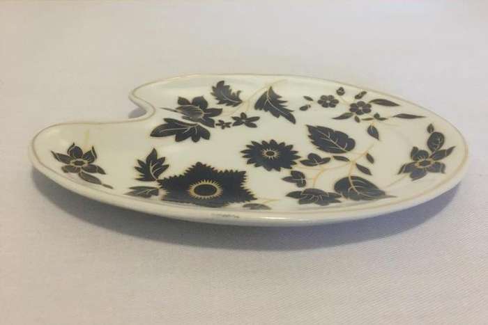 VINTAGE CUP AND PORCELAIN SNACK TRAY
