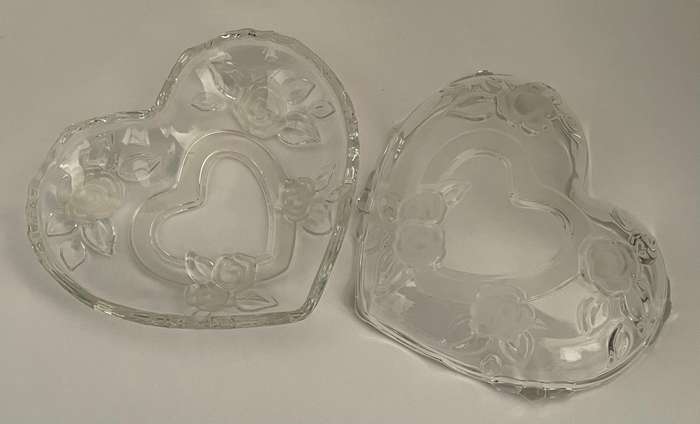 HEART SHAPE WITH FROSTED ROSES CRYSTAL GLASS CANDY JAR/JEWELRY BOX WITH LID 16CM