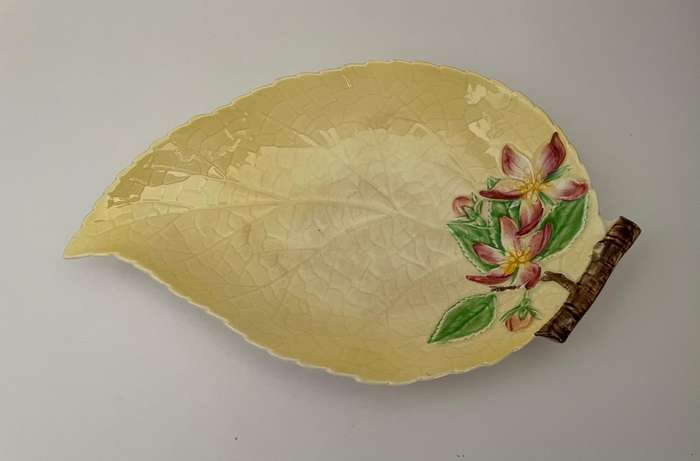 CARLTON WARE MADE IN ENGLAND SERVING DISH WITH FLOWERS 26CM