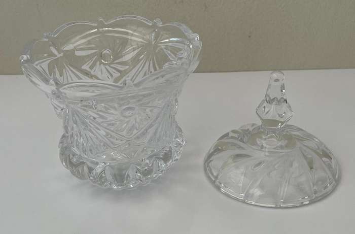 VINTAGE CUT GLASS SUGAR BOWL IN IMMACULATE CONDITION - 13CM