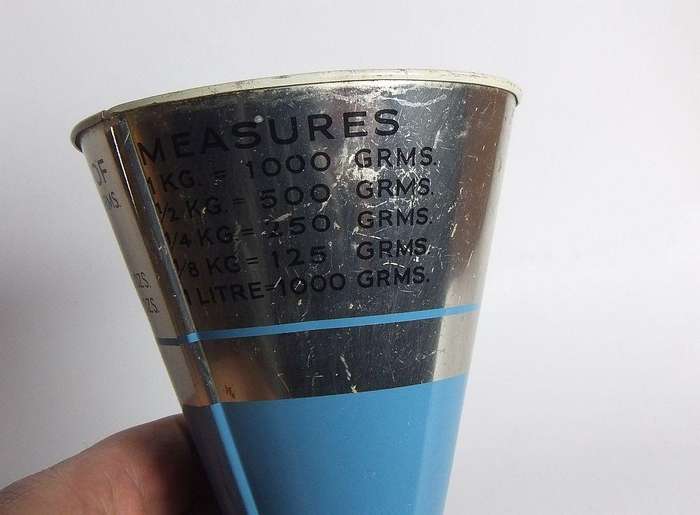 UNDER R100 - Vintage tin - Cooks measure by Tala England