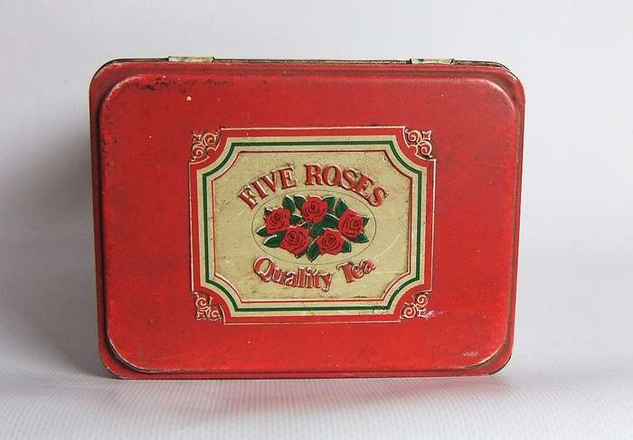 UNDER R100 - Vintage tin - Five Roses quality tea