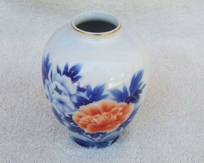 A signed vintage Japanese Fukagawa Seiji  porcelain vase with peony motif