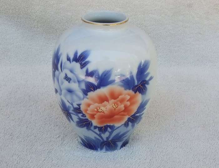 A signed vintage Japanese Fukagawa Seiji  porcelain vase with peony motif