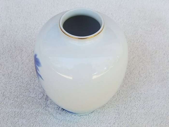 A signed vintage Japanese Fukagawa Seiji  porcelain vase with peony motif