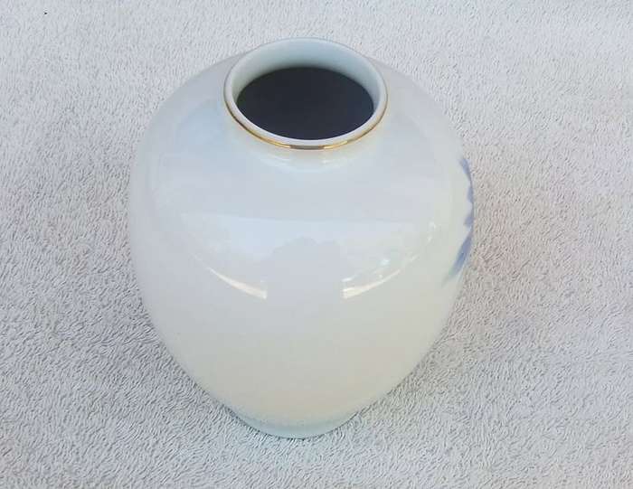A signed vintage Japanese Fukagawa Seiji  porcelain vase with peony motif