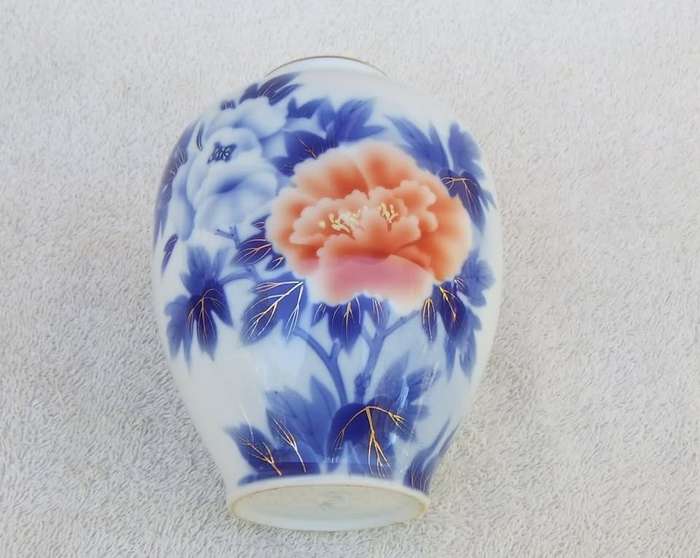A signed vintage Japanese Fukagawa Seiji  porcelain vase with peony motif