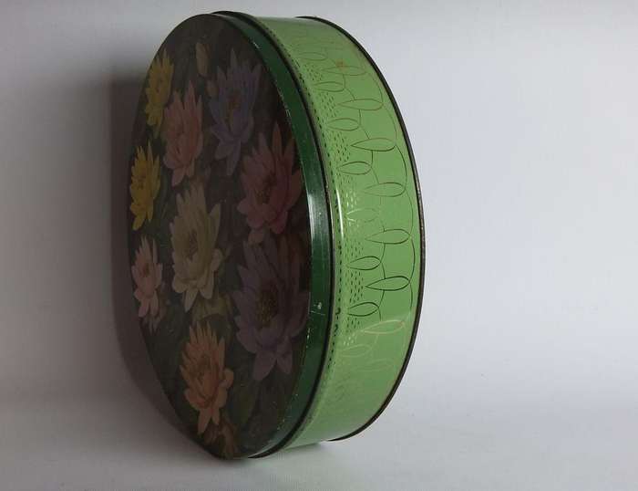 UNDER R100 - Vintage tin - Baumanns biscuits