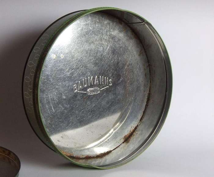 UNDER R100 - Vintage tin - Baumanns biscuits