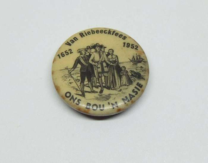 UNDER R100 - Collectable - A vintage Van Riebeeckfees / festival commemorative pin badge