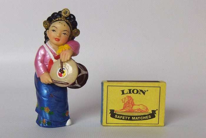 UNDER R100 - Collectable - A vintage solid resin Oriental drummer figure