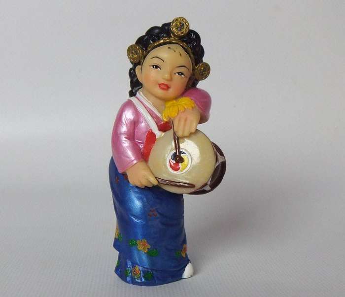UNDER R100 - Collectable - A vintage solid resin Oriental drummer figure