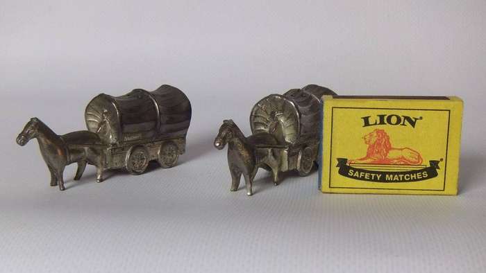 UNDER R100 - Collectable - A vintage pair of horse and coach salt & pepper shakers