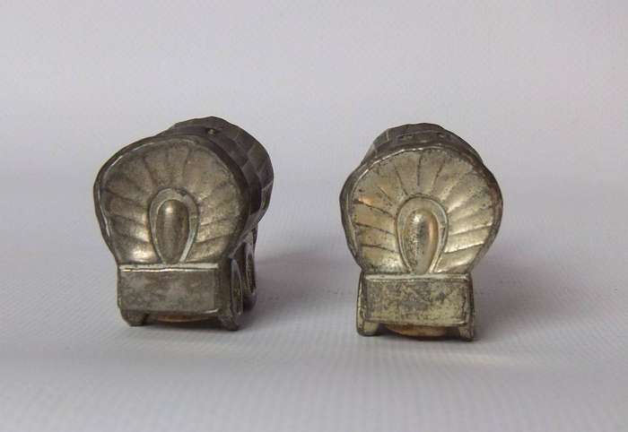 UNDER R100 - Collectable - A vintage pair of horse and coach salt & pepper shakers
