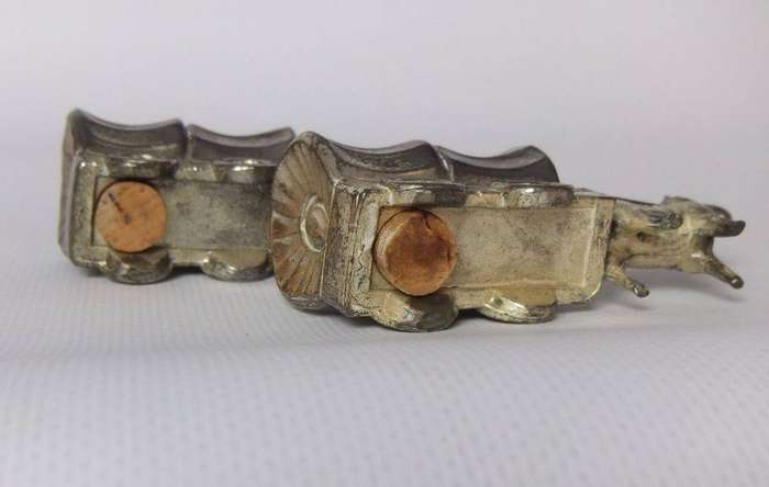 UNDER R100 - Collectable - A vintage pair of horse and coach salt & pepper shakers