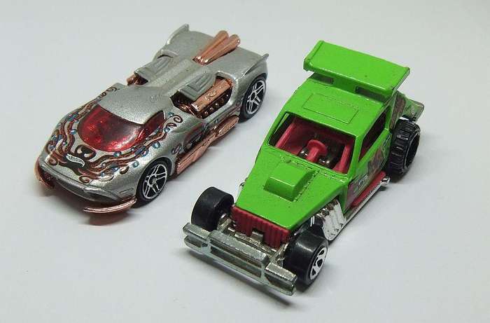 UNDER R100 - Collectable - Two Hot Wheels die cast cars