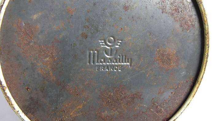 UNDER R100 - Vintage tin - Massilly France