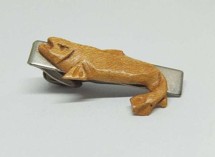 UNDER R100 - Collectable - Vintage tie pin - Carved wood fish