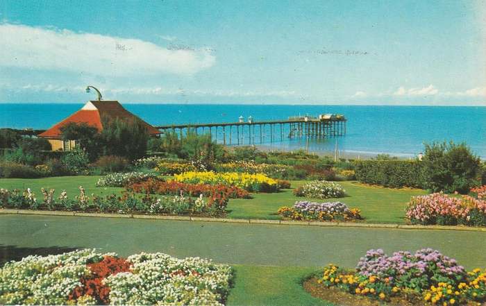 UN USED  VINTAGE POST CARD THE PIER AND CLIFF GARDENS HUNSTANTON