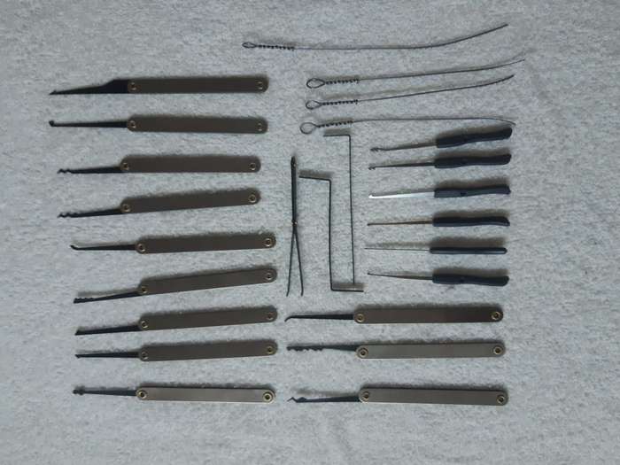 2 Lock Picking sets
