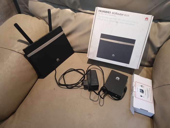 HUAWEI B525 LTE 4G WIRELESS ROUTER PLUS POWER BANK