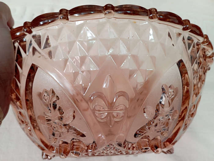 A gorgeous pink Depression glass serving or fruit bowl beautiful detail as per scan