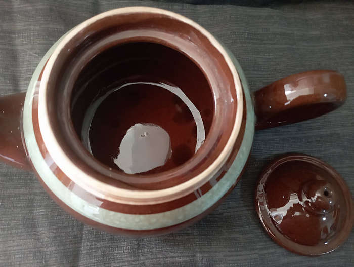 Old Vintage...a lovely old English  ALB teapot. a 6 cuppa in excellent condition as per scan