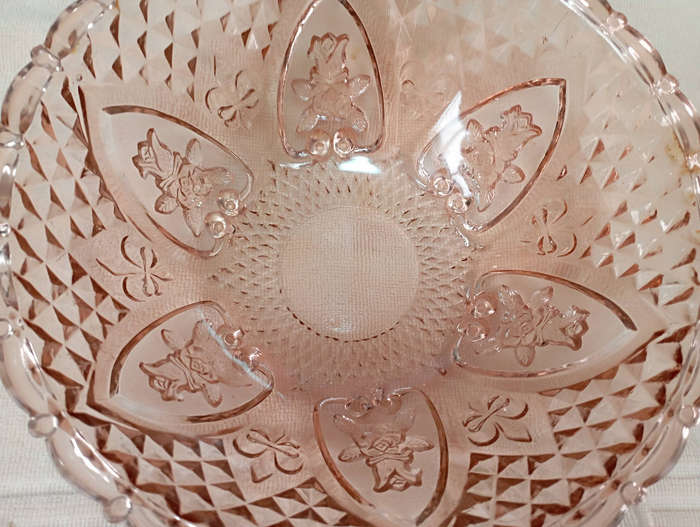 A gorgeous pink Depression glass serving or fruit bowl beautiful detail as per scan