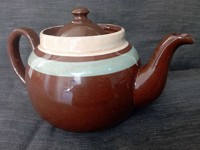 Old Vintage...a lovely old English  ALB teapot. a 6 cuppa in excellent condition as per scan