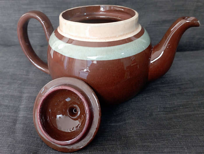 Old Vintage...a lovely old English  ALB teapot. a 6 cuppa in excellent condition as per scan