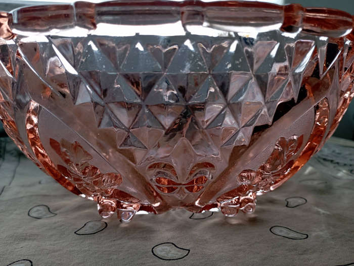 A gorgeous pink Depression glass serving or fruit bowl beautiful detail as per scan