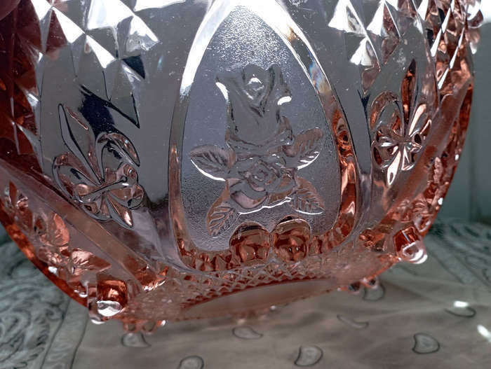 A gorgeous pink Depression glass serving or fruit bowl beautiful detail as per scan