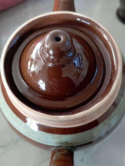 Old Vintage...a lovely old English  ALB teapot. a 6 cuppa in excellent condition as per scan