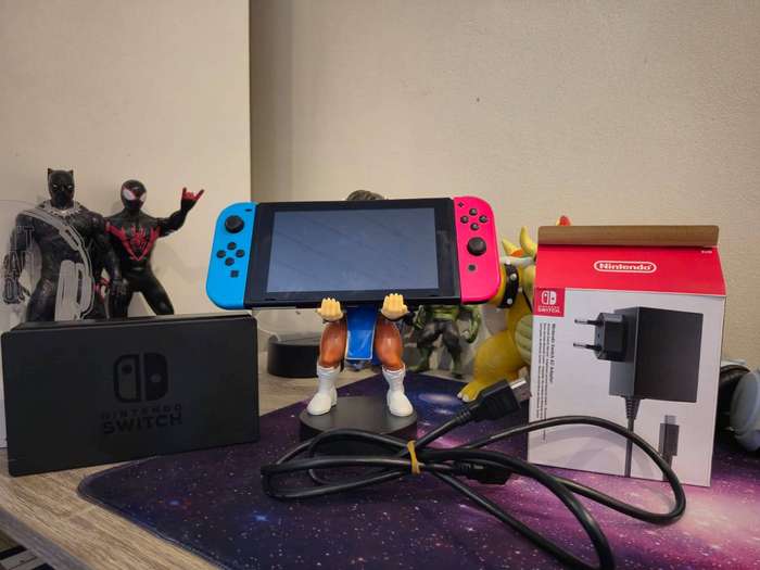 Nintendo Switch V1 XAJ4004 (Pre-owned)