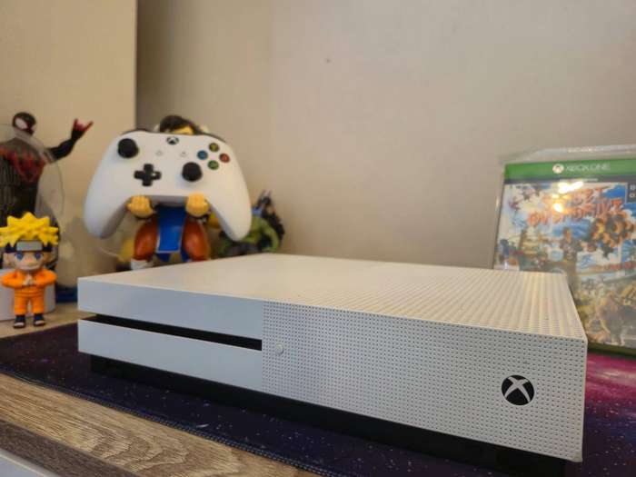 Xbox One S 1TB, 2 Games, 1 Controller (Pre-owned)