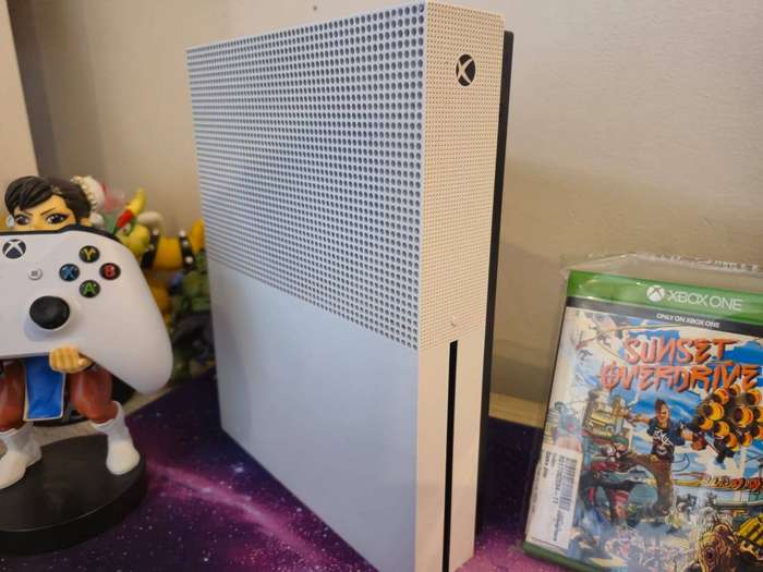 Xbox One S 1TB, 2 Games, 1 Controller (Pre-owned)
