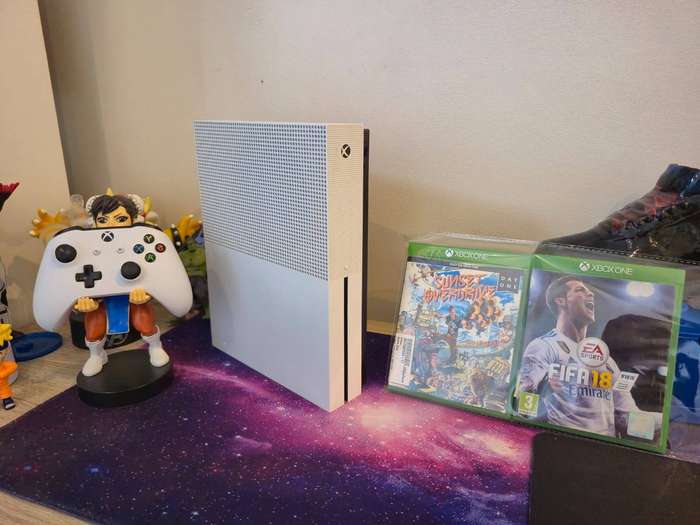 Xbox One S 1TB, 2 Games, 1 Controller (Pre-owned)